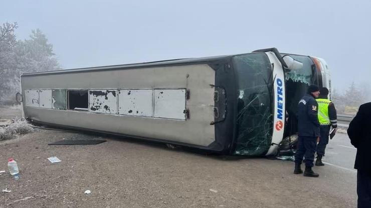 Son dakika... Ankarada yolcu otobüsü devrildi: 8 yaralı