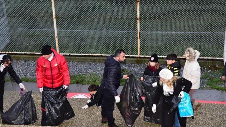 Kırklarelinde futbolcular maçtan sonra çöp topladı