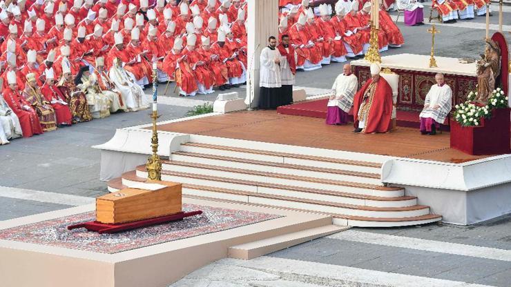 İç içe üç tabut içinde defnedildi