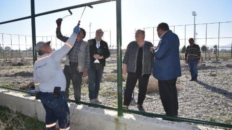 Ceyhanda Büyükmangıt Mahallesi’ne 2 halı saha