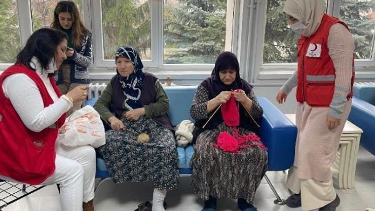 Huzurevinde çocuklar için atkı ve bere ördüler