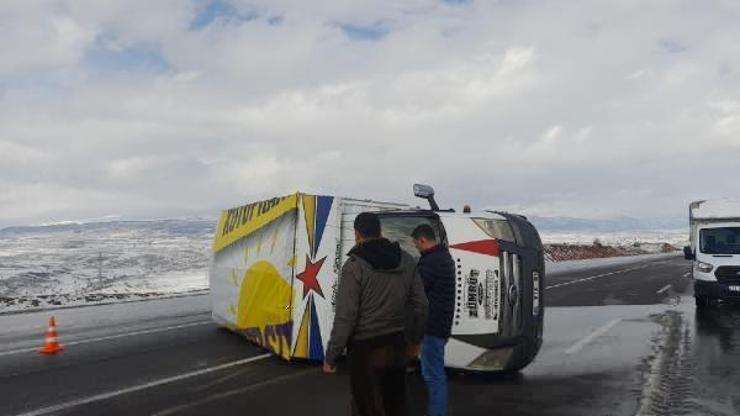 Karlıova’da küçükbaş hayvan yüklü kamyonet devrildi
