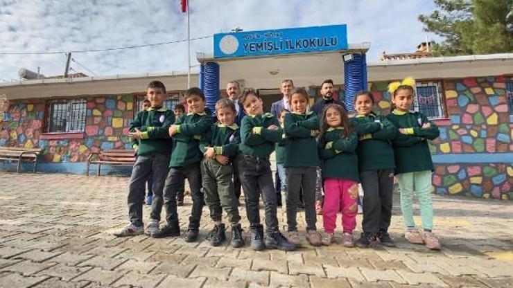 Midyat’ta köylerdeki öğrencilere okul kıyafeti hediye edildi