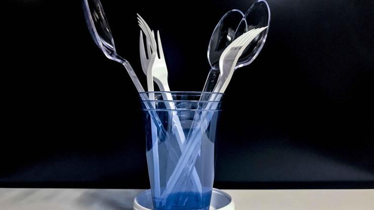 İngilterede tek kullanımlık plastiklere yasak geliyor