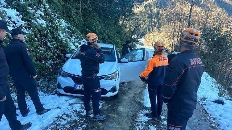 Karda araçları ile mahsur kalan turist çift, kurtarıldı