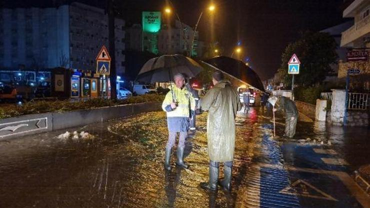Marmariste sağanak yağmur mesaisi