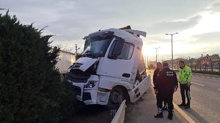 Refüjde trafik tabelasına çarpan TIR’ın sürücüsü kaçtı