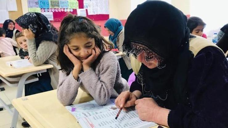 Mardin’de ‘Köy Yaşam Merkezi’nde kadınlar, çocuklarıyla okuma yazma öğreniyor