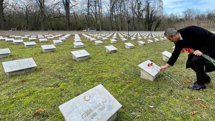 Bakan Özer, Macaristandaki Türk Şehitliğini ziyaret etti