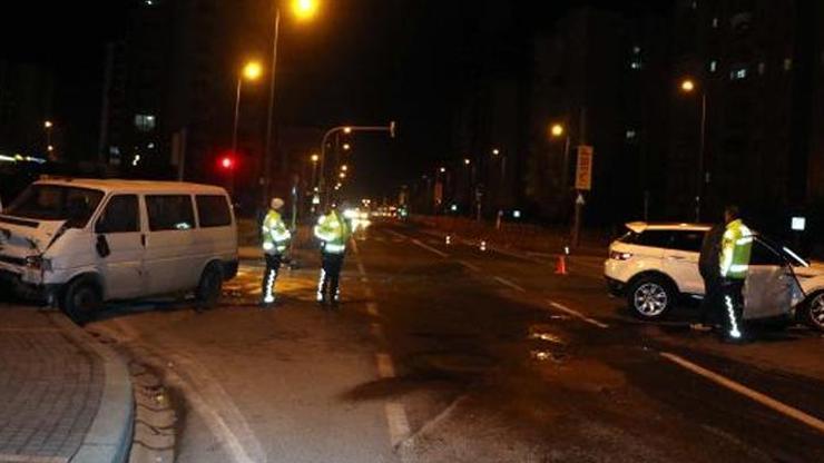Kayseride minibüs ile cip çarpıştı: 7 yaralı