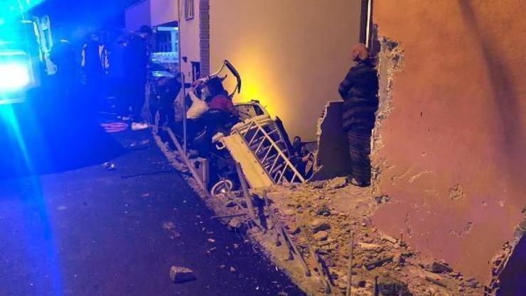 2 araca çarpan kamyonet apartman boşluğuna düştü