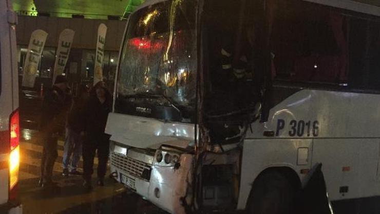 Hatalı dönüş yapan kamyona çarpan minibüs sürücüsü yaralandı