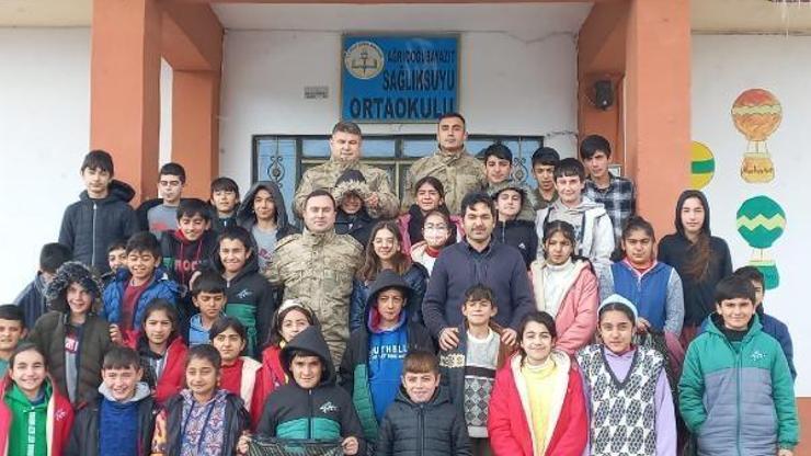 Jandarma, Ağrıda 8 köyde 225 çocuğu sevindirdi