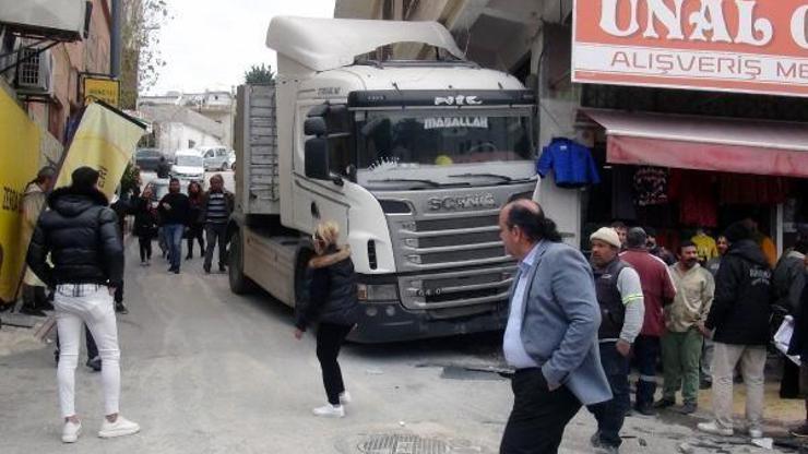 Arızalanan TIR 3 araca ve mağaza duvarına çarpıp durabildi