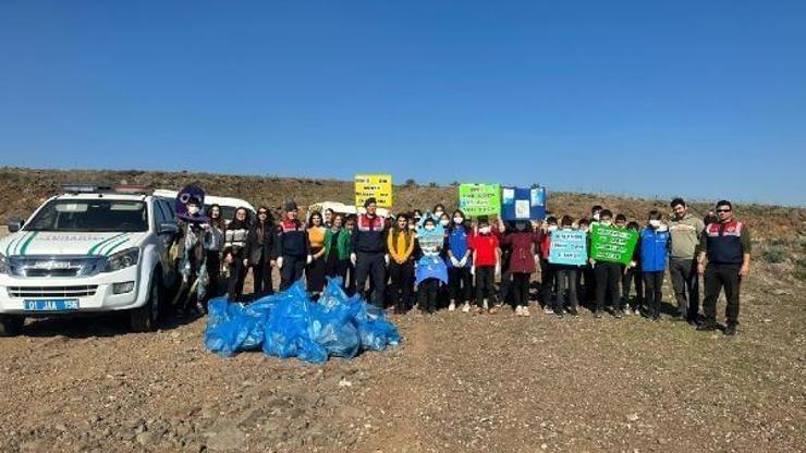 İlkokul öğrencileri askerlerle sahili temizledi