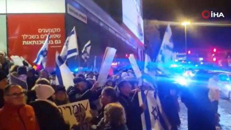 İsrailde sular durulmuyor Netanyahu hükümetine karşı protesto düzenleniyor