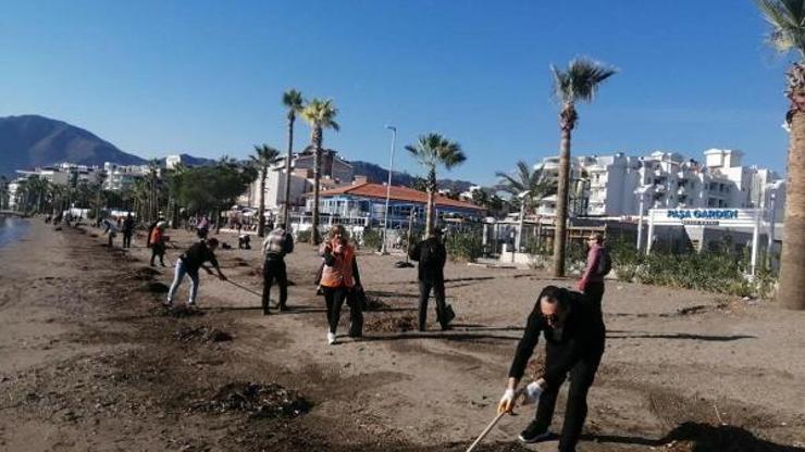 Sahilden 6 traktör römorku dolusu çöp topladılar