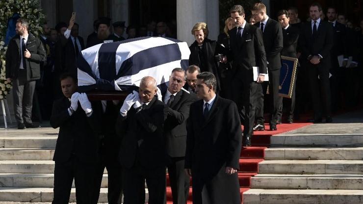 Cenaze töreninde kraliyet geçidi