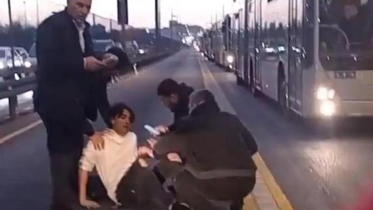 Metrobüs yoluna giren genç kazaya neden oldu: 4 yaralı