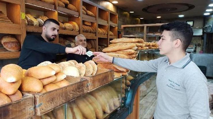 Liseli gencin askında ekmek uygulamasına plaket
