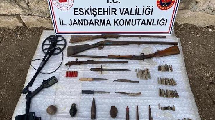 Jandarmanın baskın yaptığı evde, el bombası ve silah malzemeleri ele geçirildi