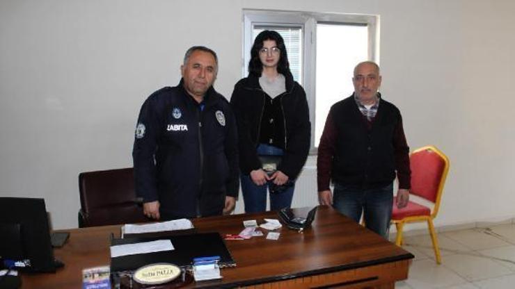 Temizlik işçisi bulduğu cüzdanı sahibine teslim etti