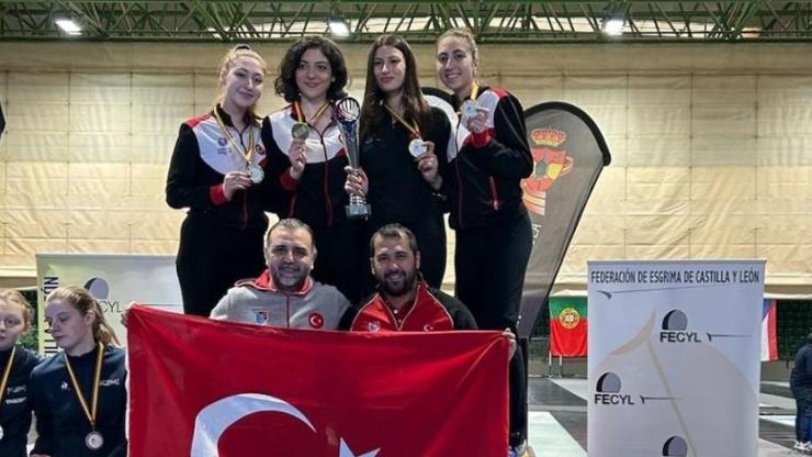 Genç Kadınlar Kılıç Takımı İspanyada şampiyon oldu