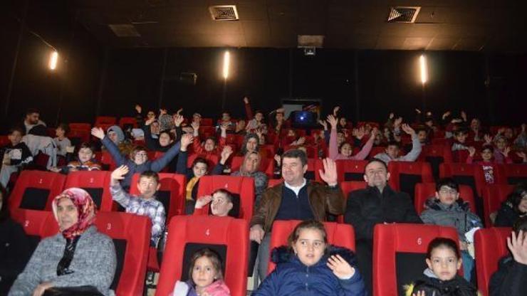 Karnesini getiren öğrenciler, sinemayla buluştu