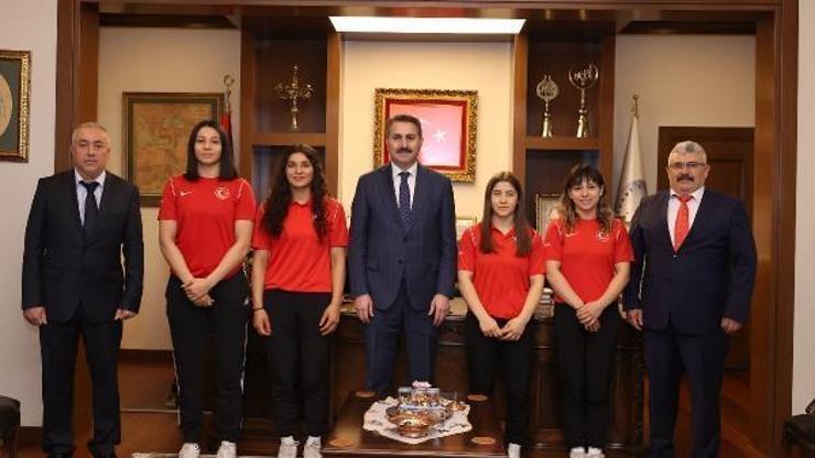 Başkan Eroğlu şampiyon güreşçileri ağırladı