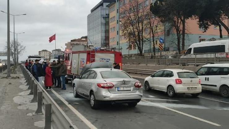 Kazada iki aracın arasında kalan otomobilin motoru tutuştu, sürücü yaralandı