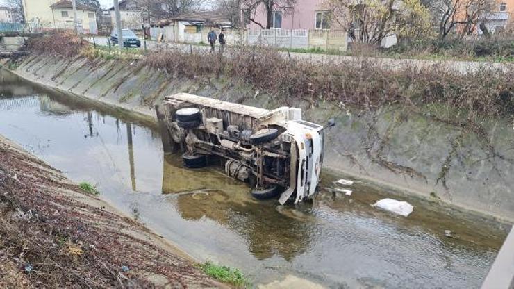 Dereye yuvarlanan kamyonun sürücüsü yaralandı