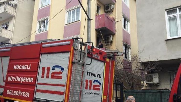 Elektrik kontağından çıkan yangında 2 kişi dumandan etkilendi