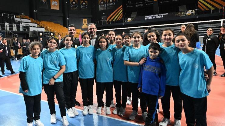 Bakan Kasapoğlu ile Guidetti, Karstan gelen genç voleybolcularla buluştu
