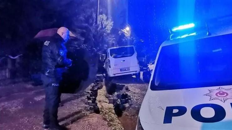 İzmir’i sağanak vurdu Polis aracı çöken yolun içine düştü