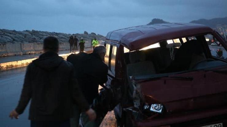 Minibüs iş makinesine çarptı: 3 yaralı