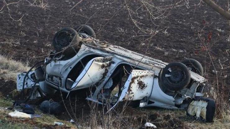 Otomobilin çarptığı hafif ticari araç şarampole yuvarlandı: 3 yaralı