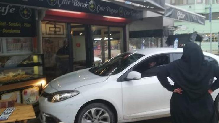 Kafenin önündeki masalara çarptı