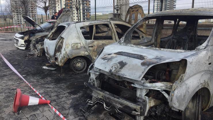 Ankarada site bahçesinde 5 araç yandı