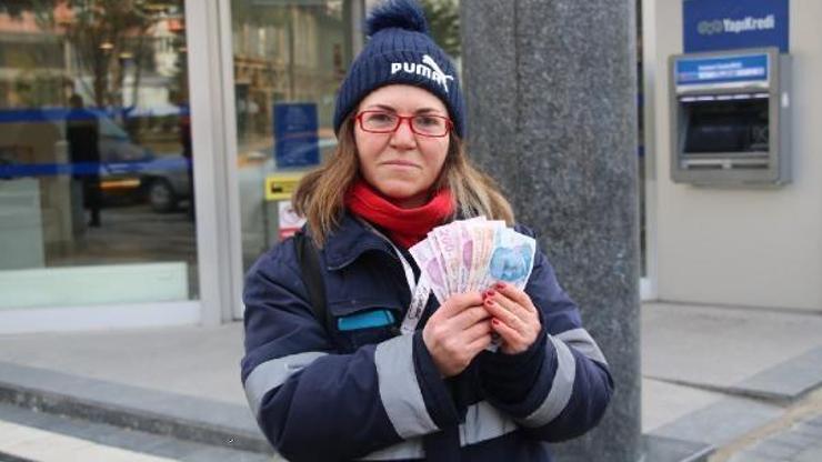 Temizlik işçisi, bankamatikte bulduğu 1000 TLyi bankaya teslim etti