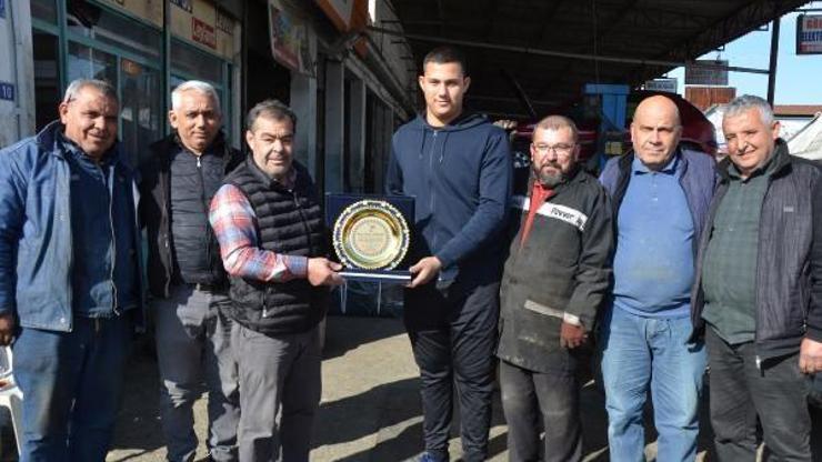 Genç pehlivana plaket