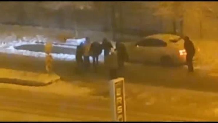 Elazığ’da kar; gençler halay çekti, çocuklar kızakla kaydı