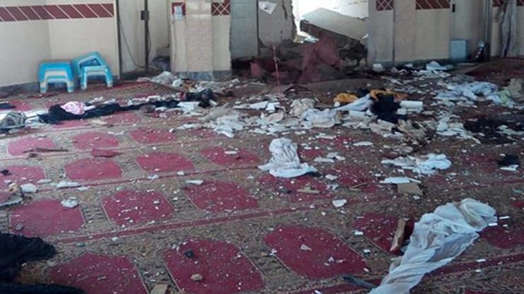 Pakistan’da camiye saldırı düzenleyen terörist polis kılığına girmiş