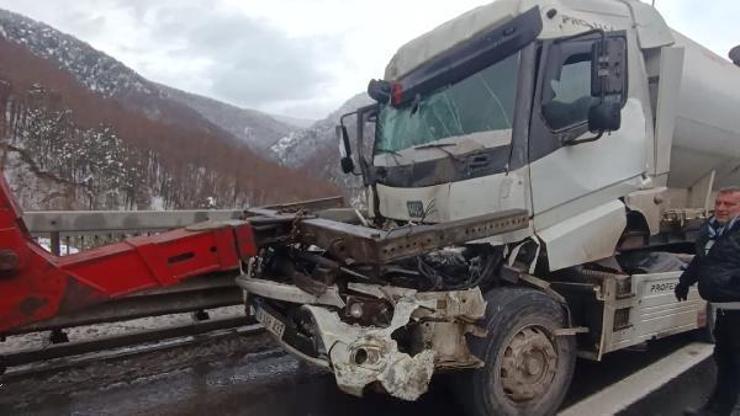 TIRa çarpan TIRın sürücüsü yaralandı