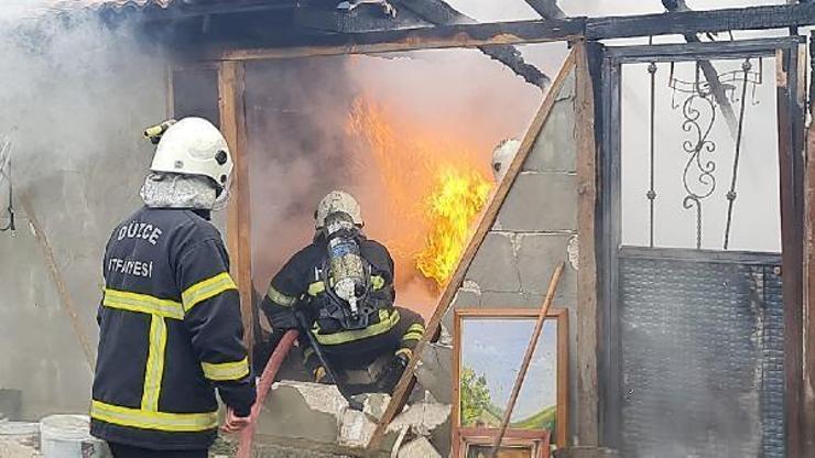 Sobadan sıçrayan kıvılcımlar prefabrik evi yaktı