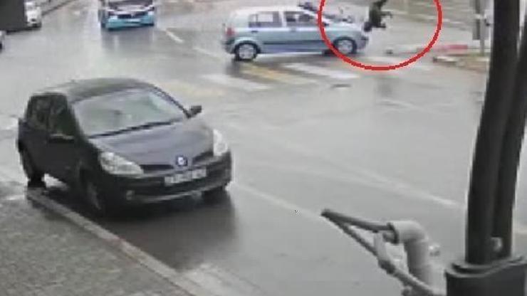 Motosikletli kuryenin ölümden döndüğü anlar kamerada