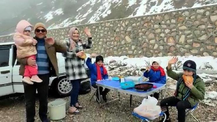 Kar yağışını fırsata çevirip doğada piknik yaptılar