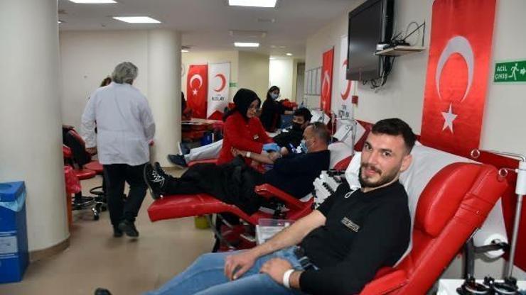 Depremzedeler için kan bağışında bulunmaya koştular