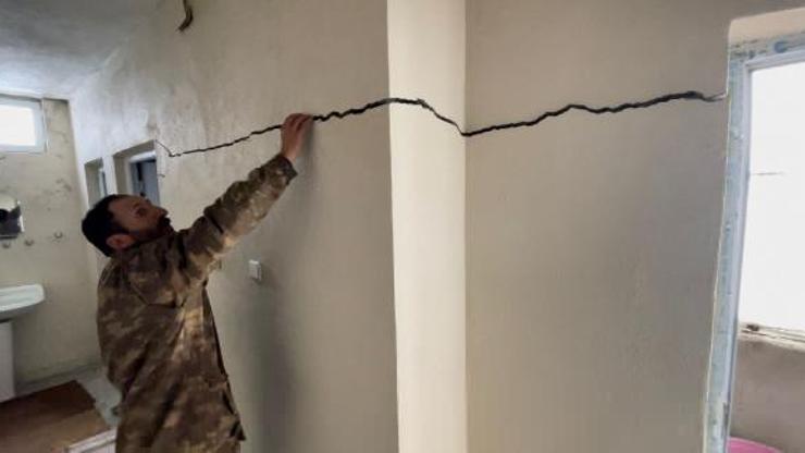 Deprem sonrası Muş’ta bir köyde bir ahır çöktü, evlerde hasar oluştu