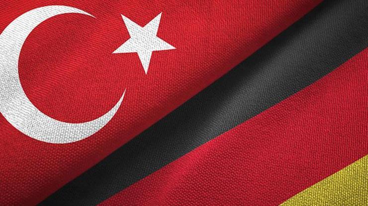 Alman gazeteciden Türkiye’ye destek: Siz sarsıldıkça kalbimiz sızlıyor