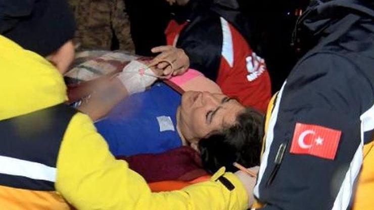Deprem bölgesinden İstanbula getirilen yaralılar hastanelere sevk edildi